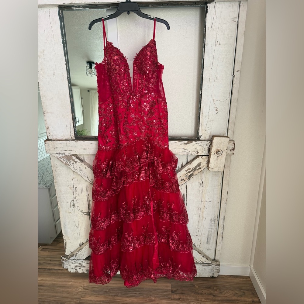 Red Siren Beaded Tiered Lace Full Length Formal Gown 2-6 NWT
